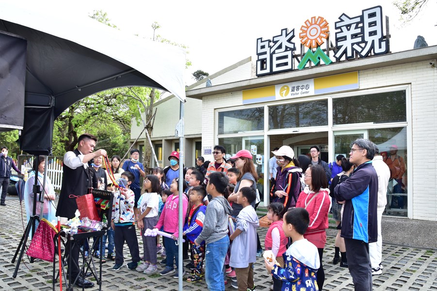 魔術表演小朋友驚呼連連