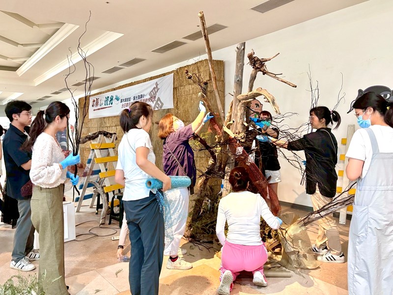 民眾第一次參與花藝創作相當興奮