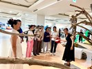 郭倩儀與陳思華老師帶領民眾進行藝術創作