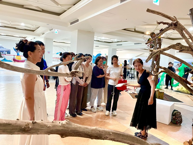 郭倩儀與陳思華老師帶領民眾進行藝術創作