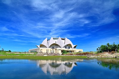 水中倒映著大安港媽祖文化園區