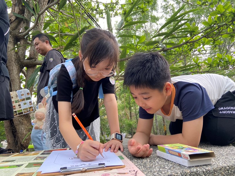 自己畫出螢火蟲