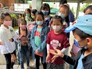 小朋友們專注體驗生態之旅