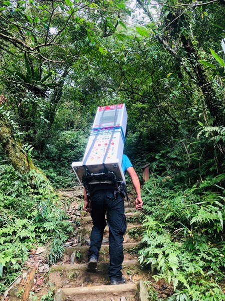 揹水隊隊友徒步背AED設備上山